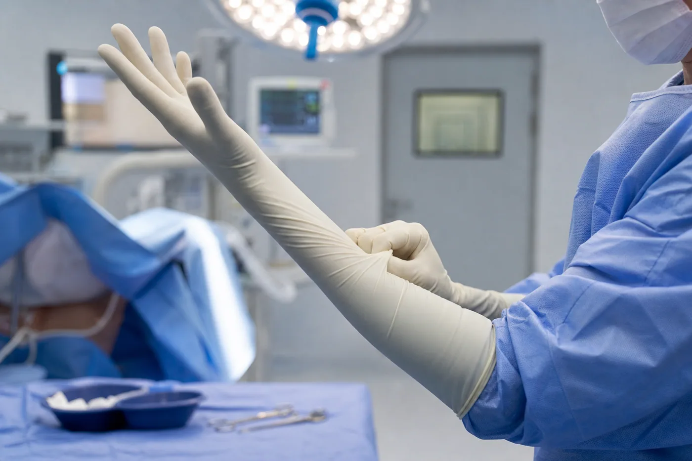 Sterile surgical setting using elbow-length gynaecologist surgical gloves